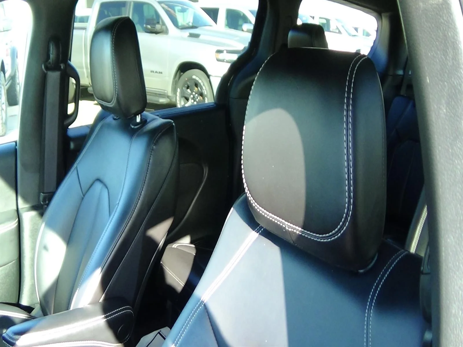 Used 2025 Diamond Black Crystal Pearl Coat (pxj) Chrysler Select image 17