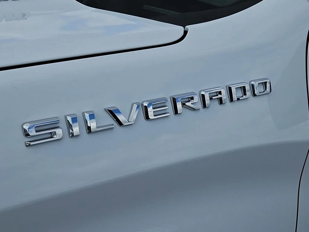 New 2026 Summit White Chevrolet WT image 26