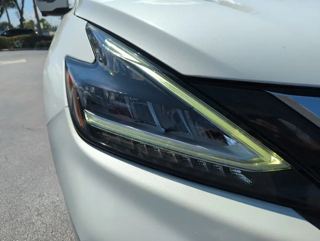 Used 2019 White Nissan Platinum image 17