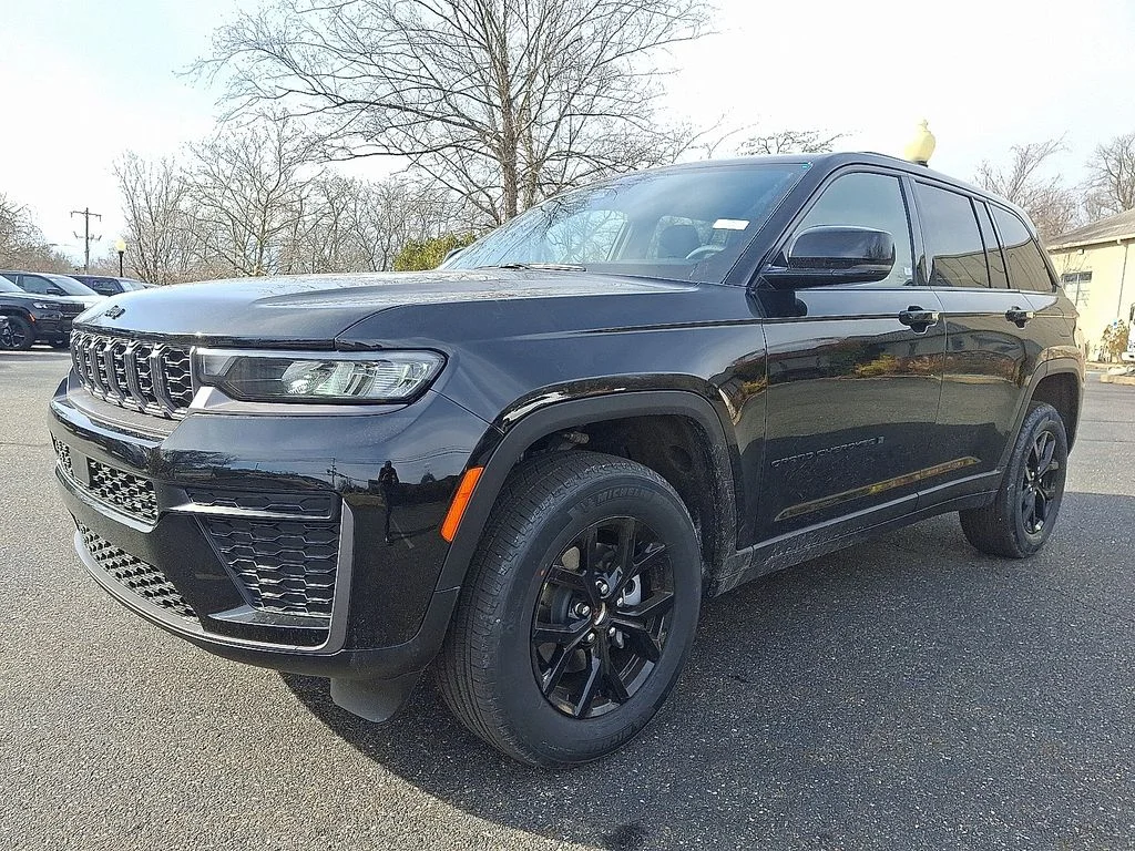 New 2026 Diamond Black Crystal Pearl-Coat Exterior Paint Jeep Altitude image 2
