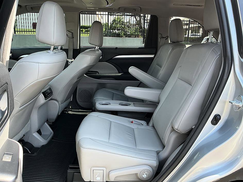 Used 2015 Silver Sky Metallic Toyota XLE image 23