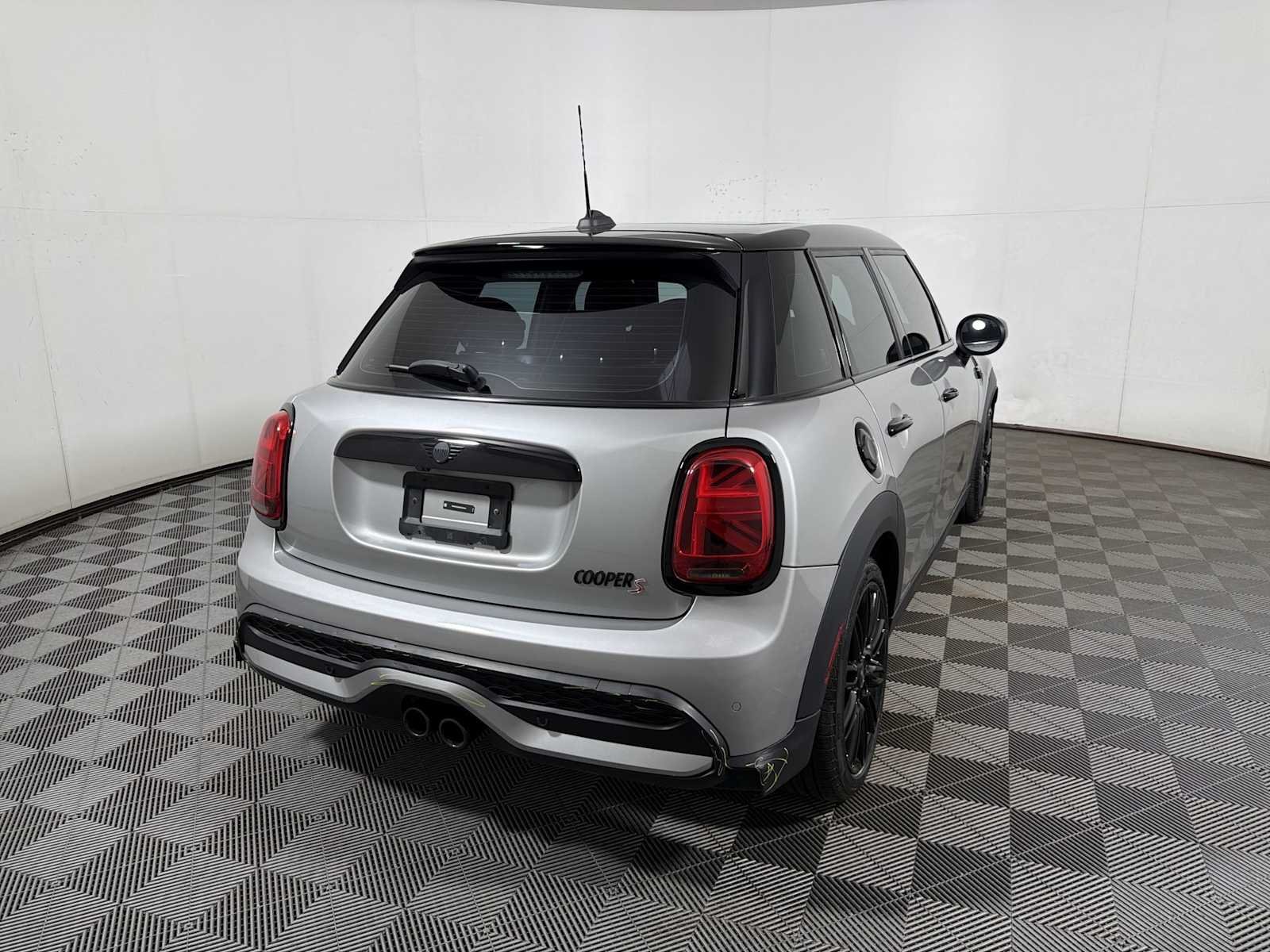 Used 2024 Melting Silver III Metallic MINI Cooper S image 6