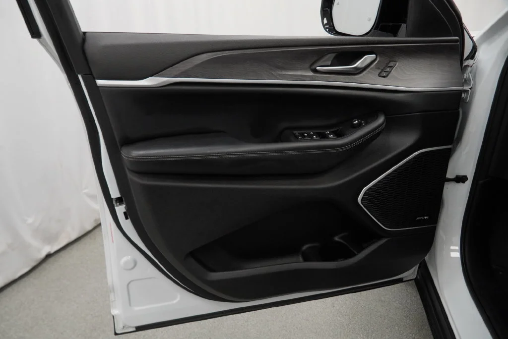 Used 2023 White Jeep 4xe image 33