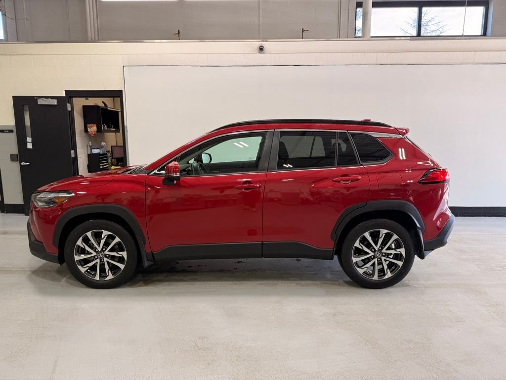 Used 2022 Toyota Corolla Cross XLE with VIN 7MUDAABG3NV012555 for sale in Golden Valley, Minnesota