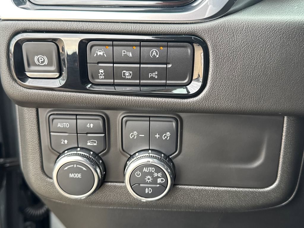 2025 GMC Yukon Denali - Photo 35