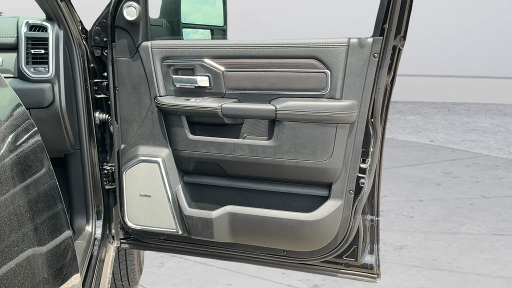 New 2026 Diamond Black Crystal Pearl-Coat Exterior Paint RAM Laramie image 16