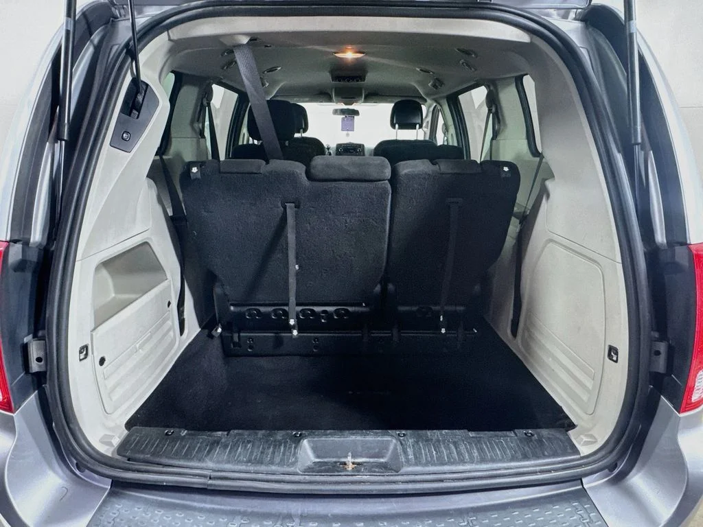 Used 2015 Silver Dodge SXT image 27