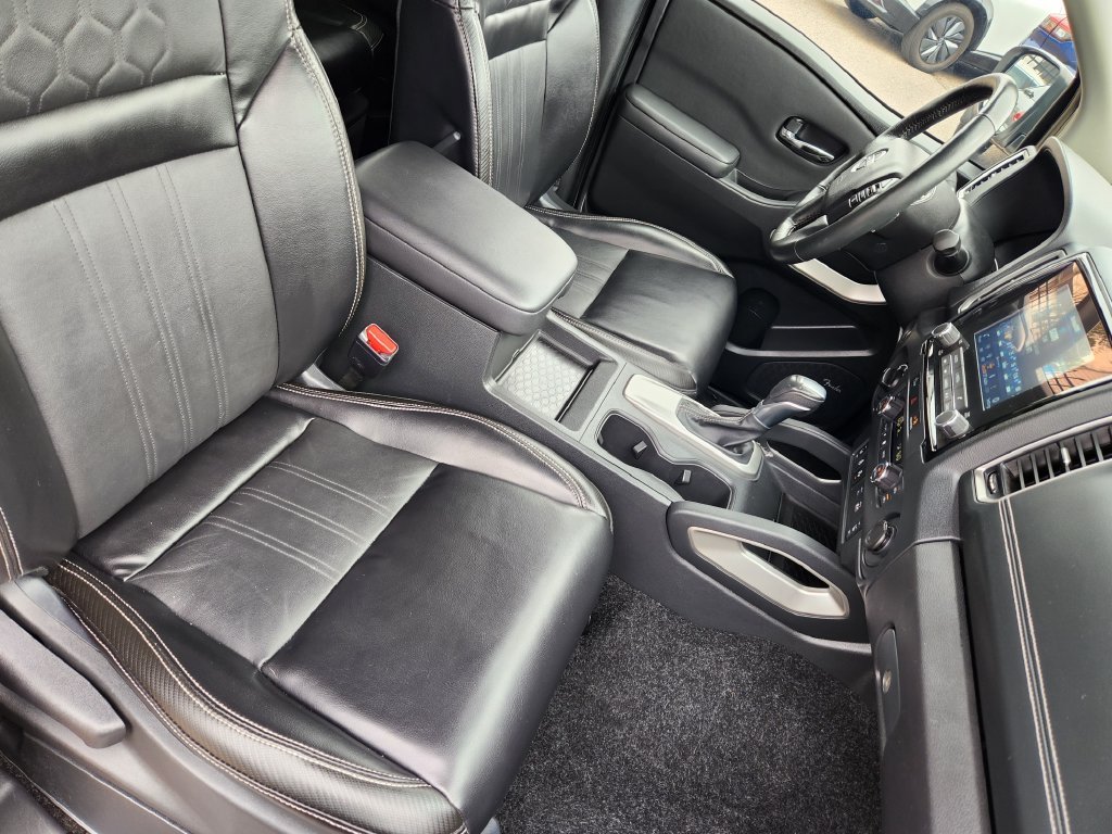 Certified Used 2024 White Nissan SL image 11