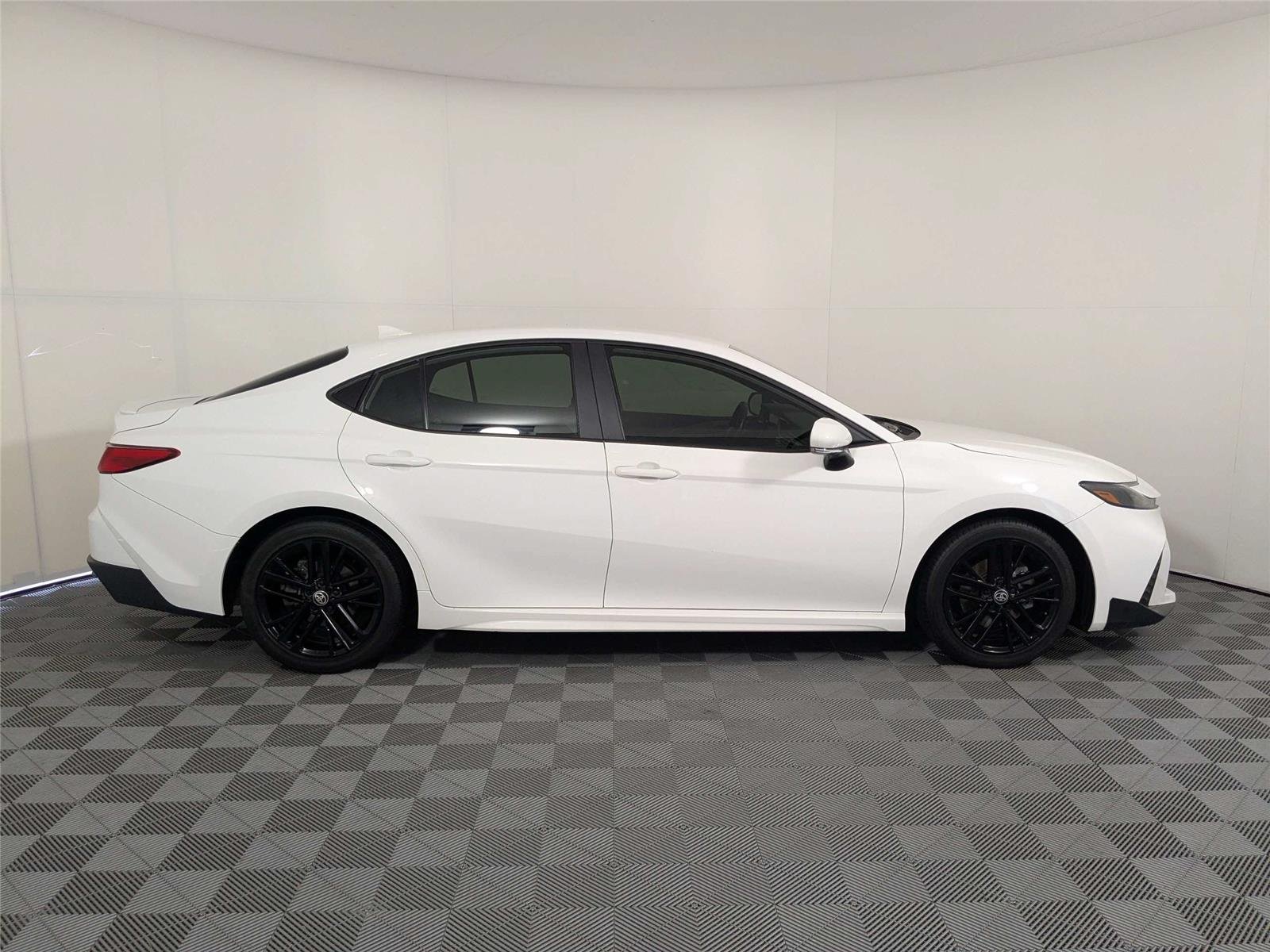 Used 2025 Ice Cap Toyota SE image 4