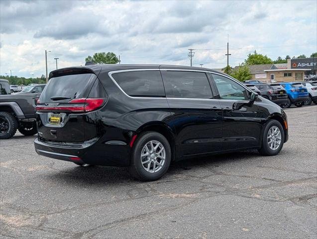 New 2027 Diamond Black Crystal Pearl-Coat Exterior Paint Chrysler Select image 7
