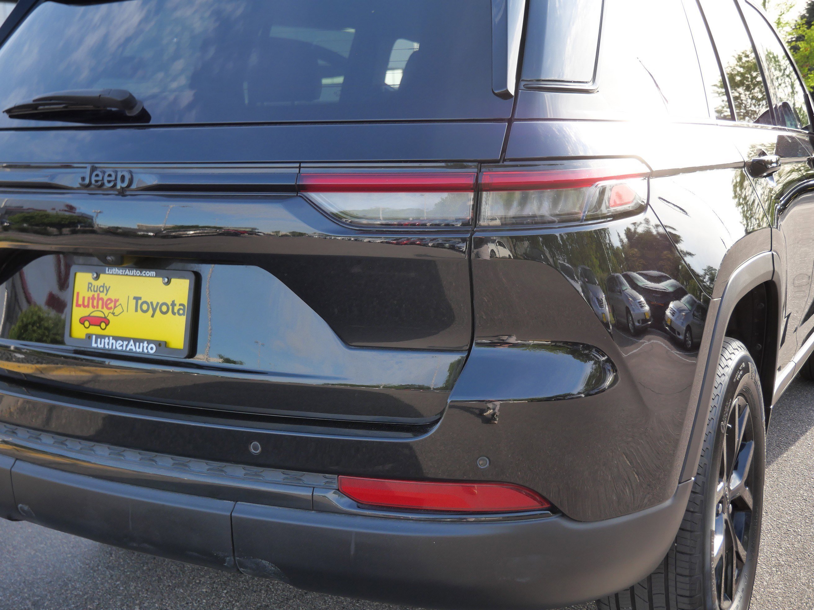 Used 2025 Diamond Black Crystal Pearlcoat Jeep Altitude image 17