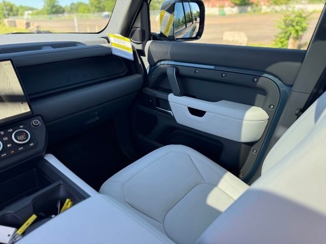 New 2026 Tasman Blue LAND ROVER X-Dynamic SE image 12