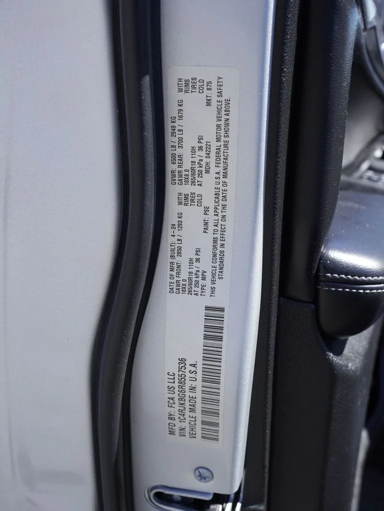 Used 2024 Silver Jeep Limited image 34