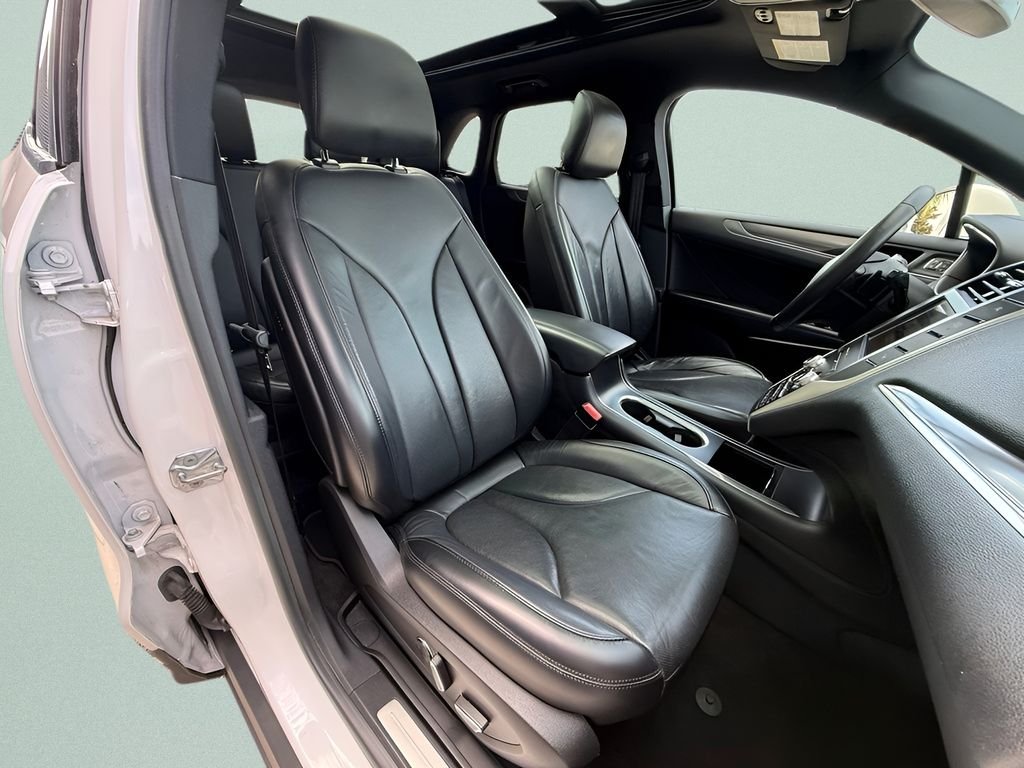 Used 2019 White Lincoln Reserve image 24