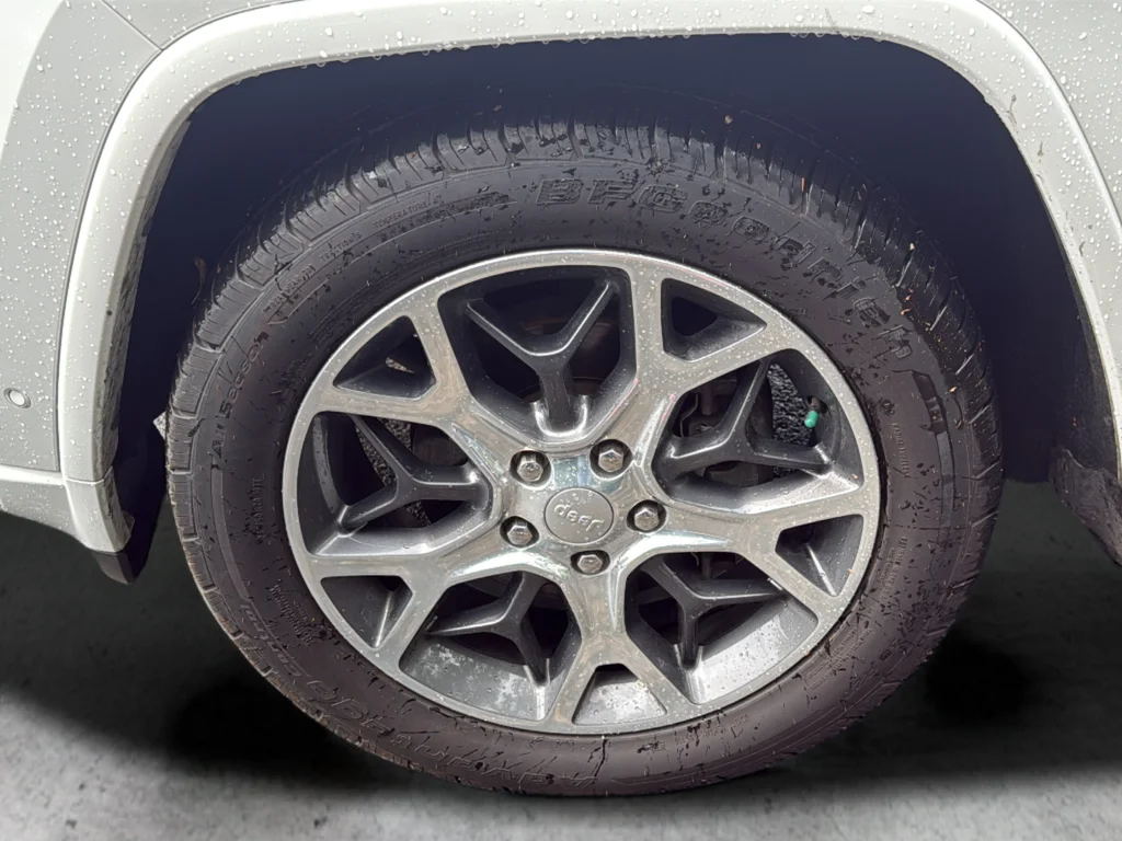 Used 2019 Off-white Jeep Overland image 23