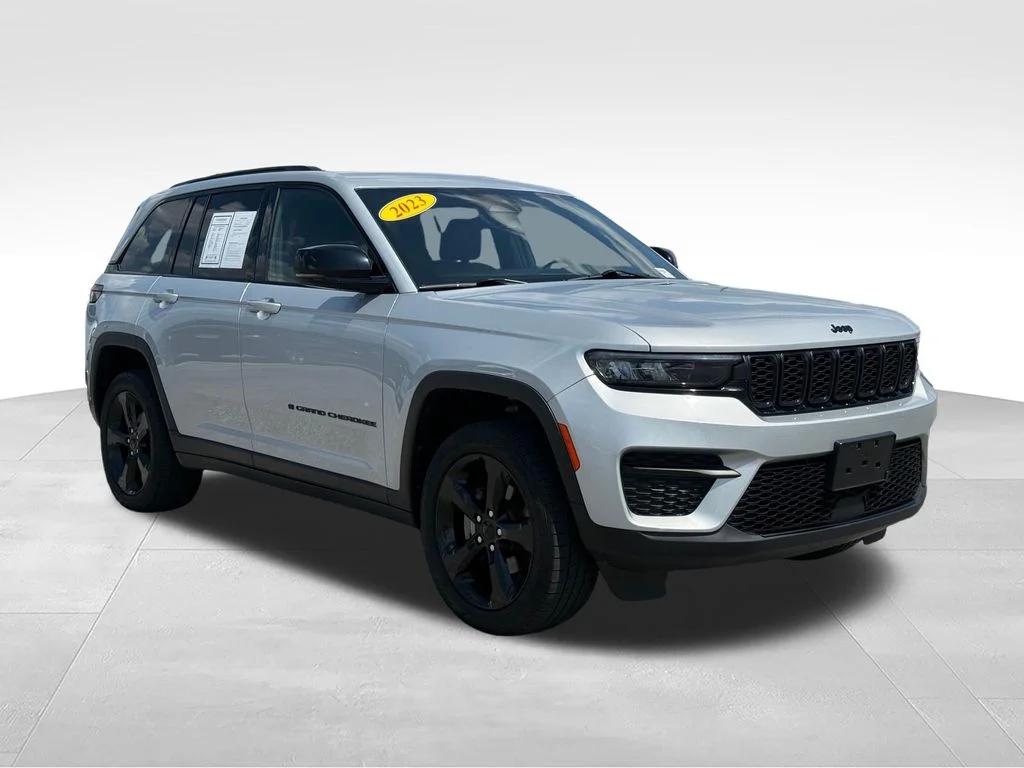 Used 2023 Silver Jeep Altitude X image 28