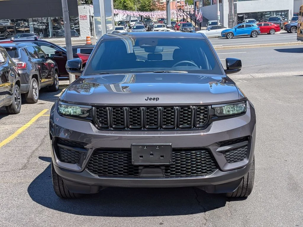 Used 2023 Gray Jeep Altitude X image 3