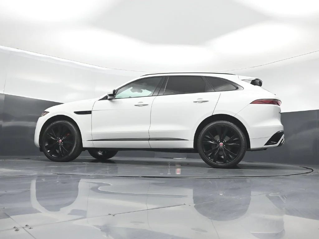 Used 2023  Jaguar P400 R-Dynamic S image 48