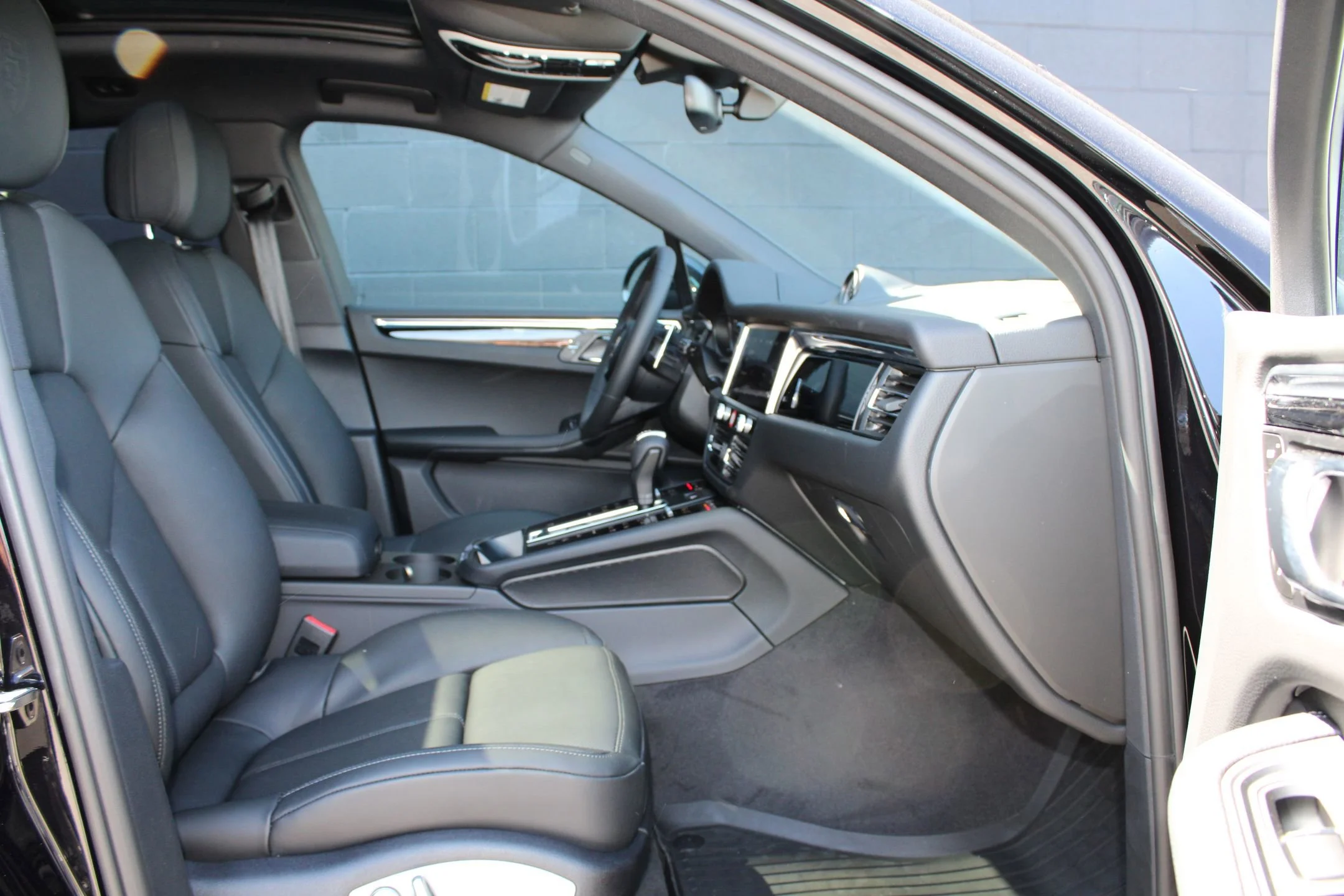 2025 Porsche Macan - Photo 25