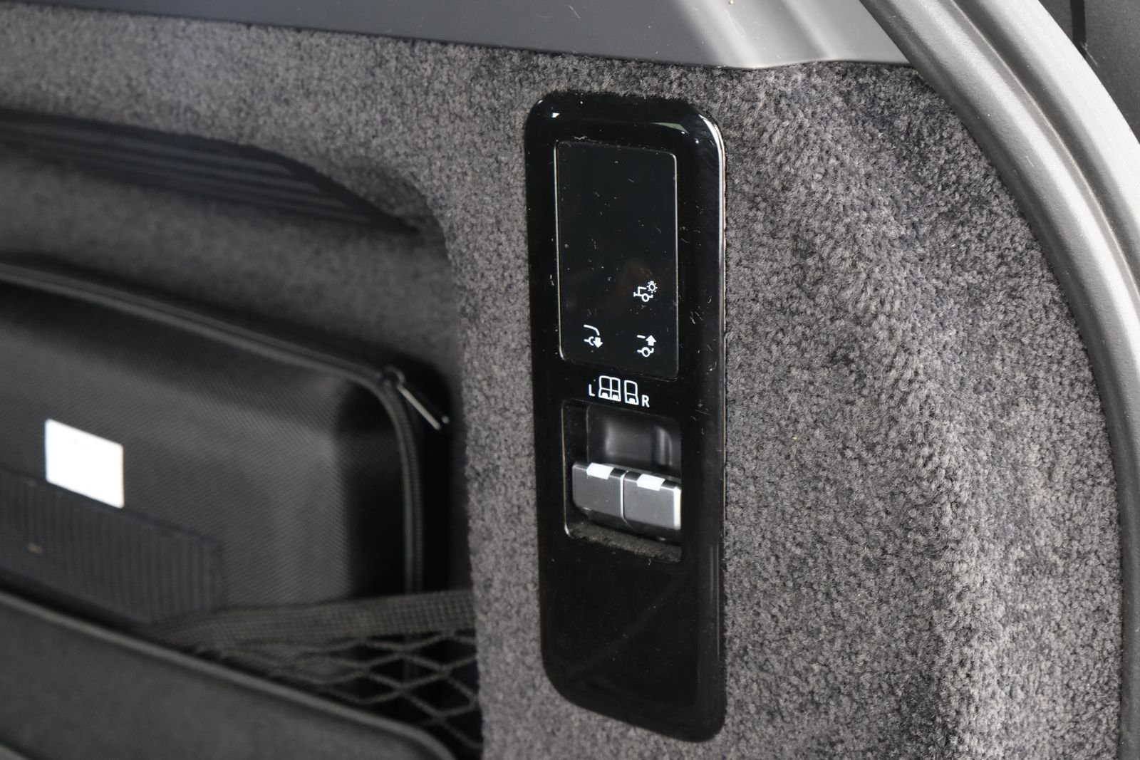 Used 2023 Silver Land Rover SE image 38