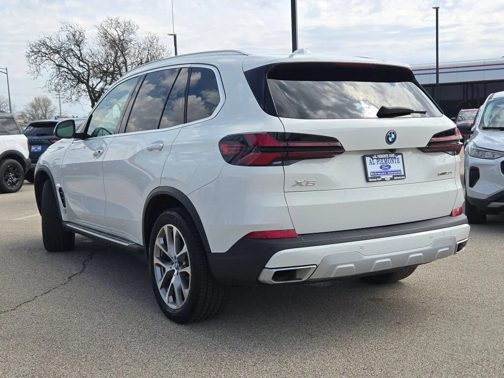 Used 2025 Alpine White BMW xDrive50e image 15