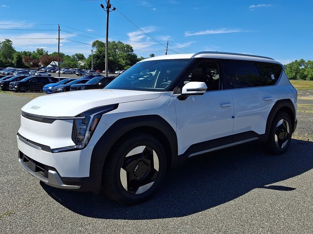 New 2026 Glacial White Pearl Kia Wind AWD image 2