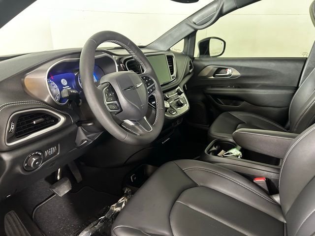 New 2026 Diamond Black Crystal Pearl-Coat Exterior Paint Chrysler Select image 22