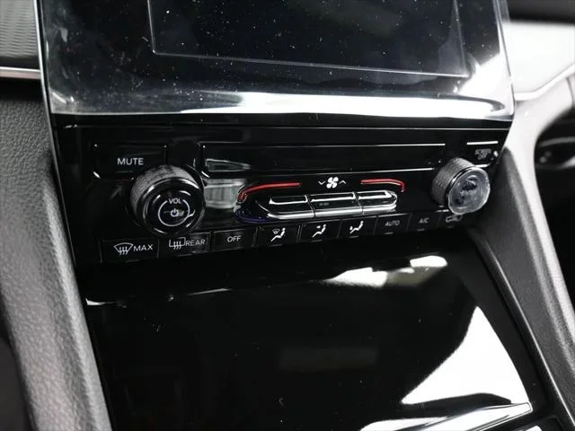 New 2026 Diamond Black Crystal Pearl-Coat Exterior Paint Jeep Laredo image 17