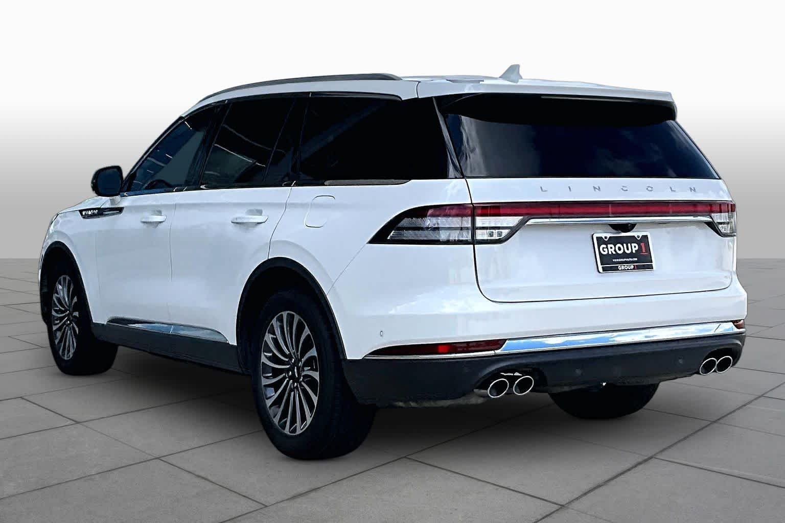 Used 2023 Pristine White Metallic Tri-Coat Lincoln Reserve image 12