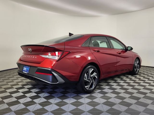 Used 2025 Red Hyundai SEL Sport image 5