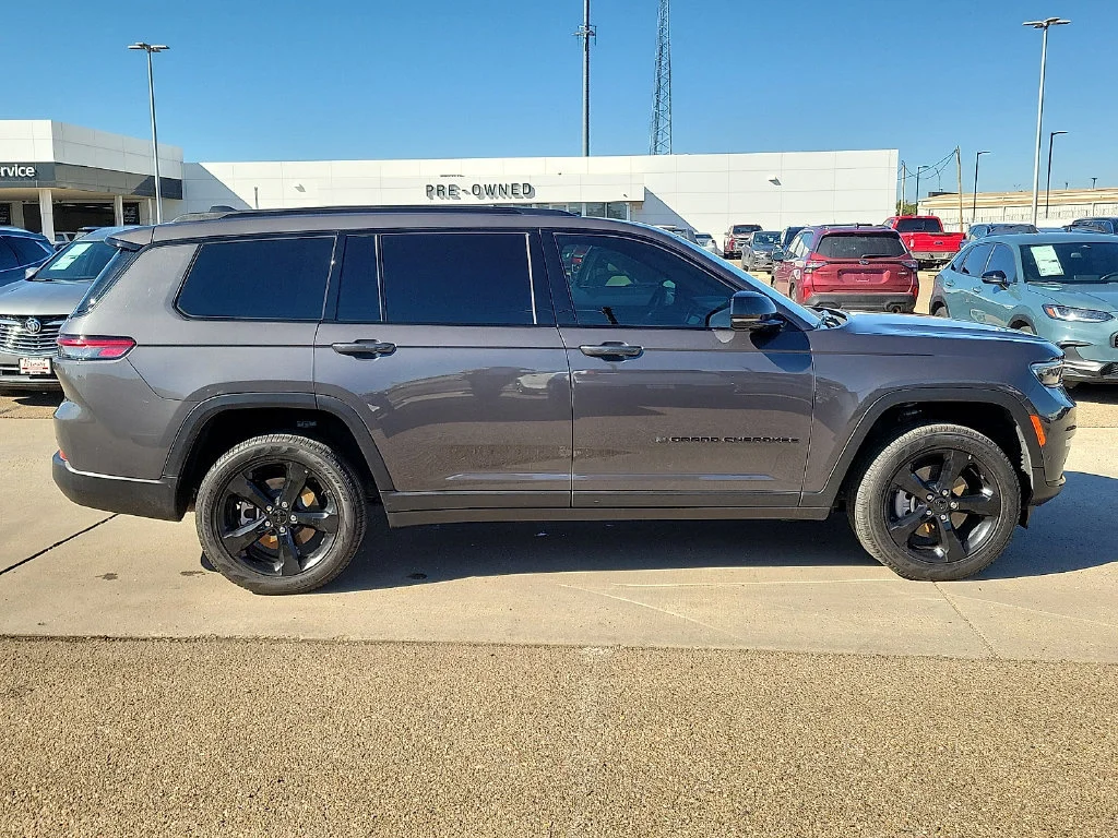 Used 2025  Jeep Limited image 13