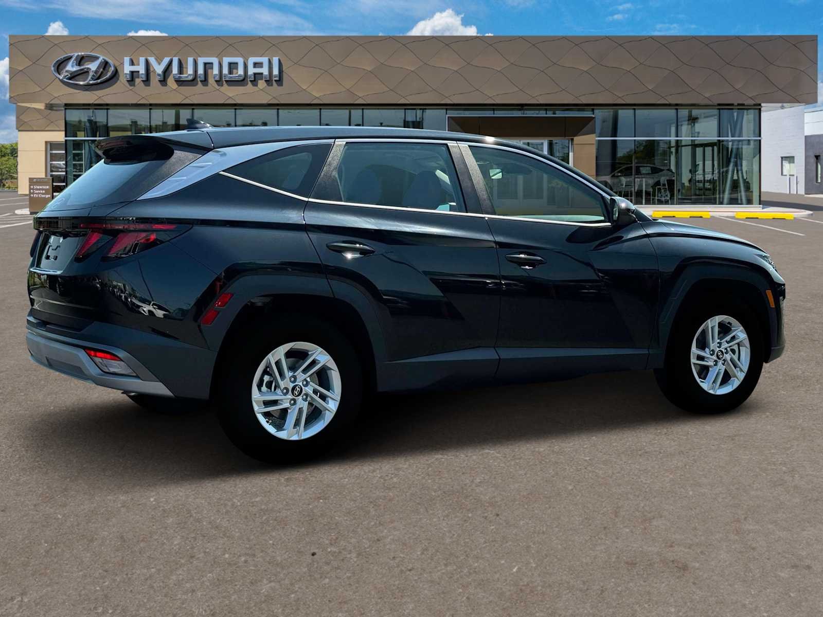 Used 2025 Phantom Black Hyundai SE image 8