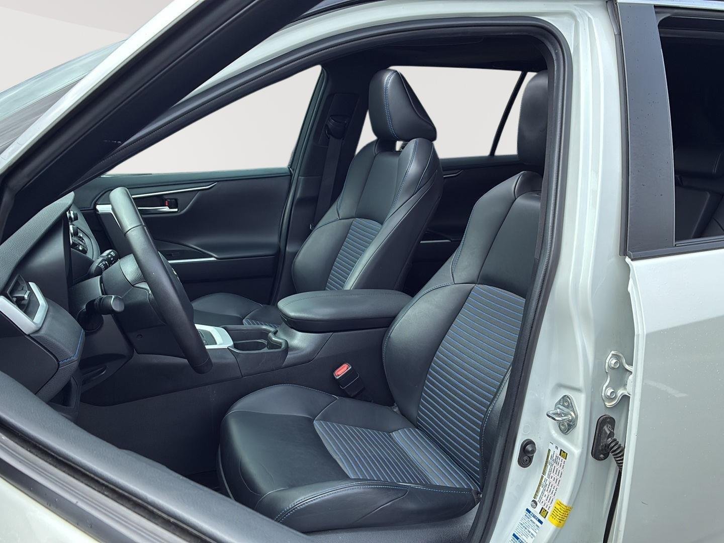 Used 2020 Blizzard Pearl w/Midnight Black Metallic Roof Toyota Hybrid XSE image 3