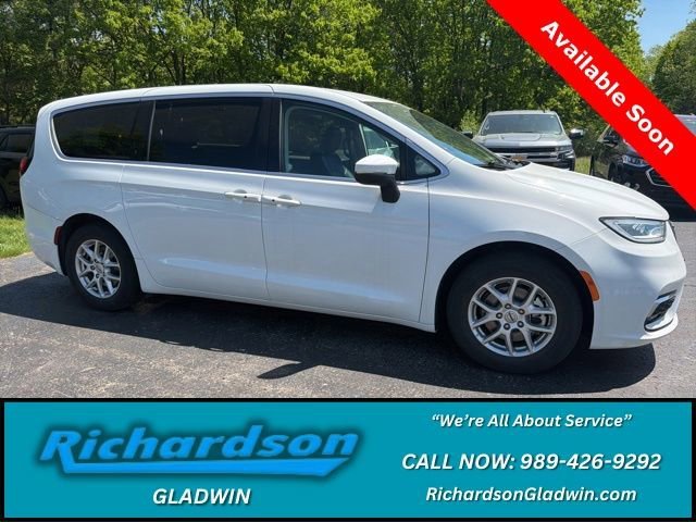 2023 Chrysler Pacifica Touring L's photo