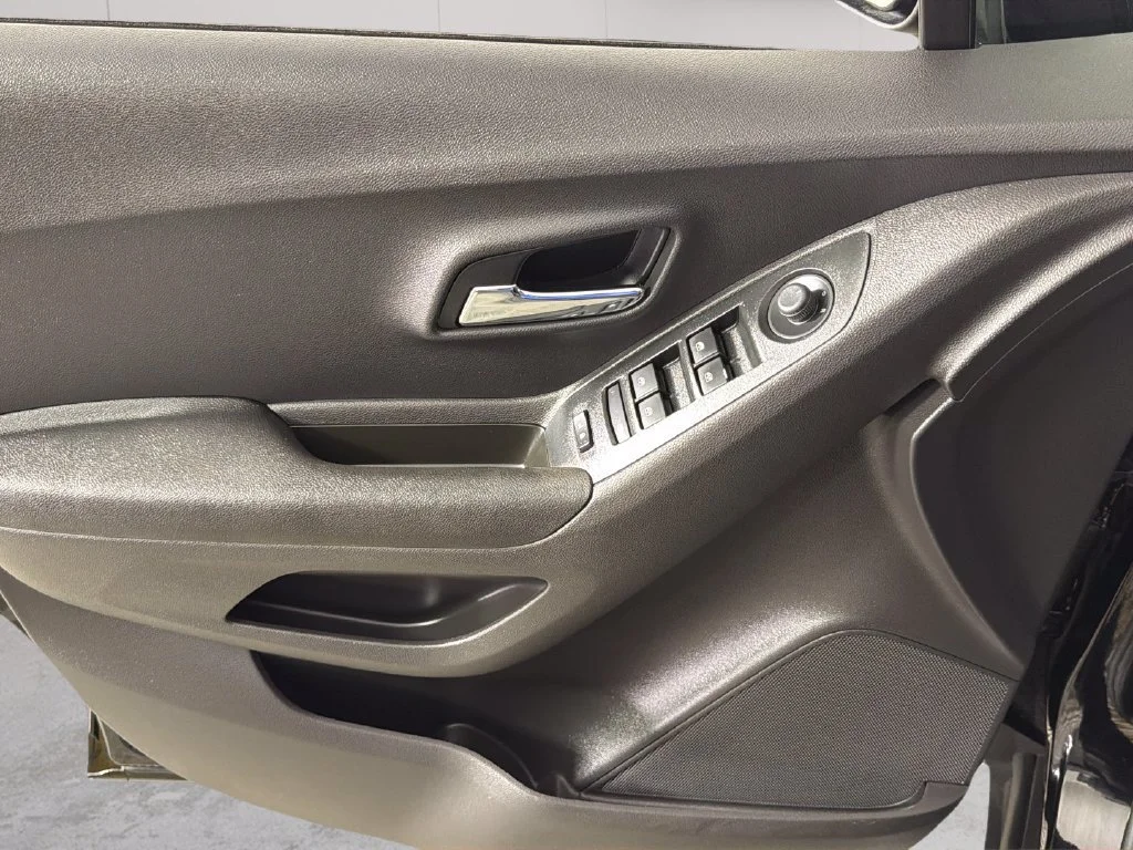 Used 2020 MOSAIC BLACK METALLIC Chevrolet LT image 23