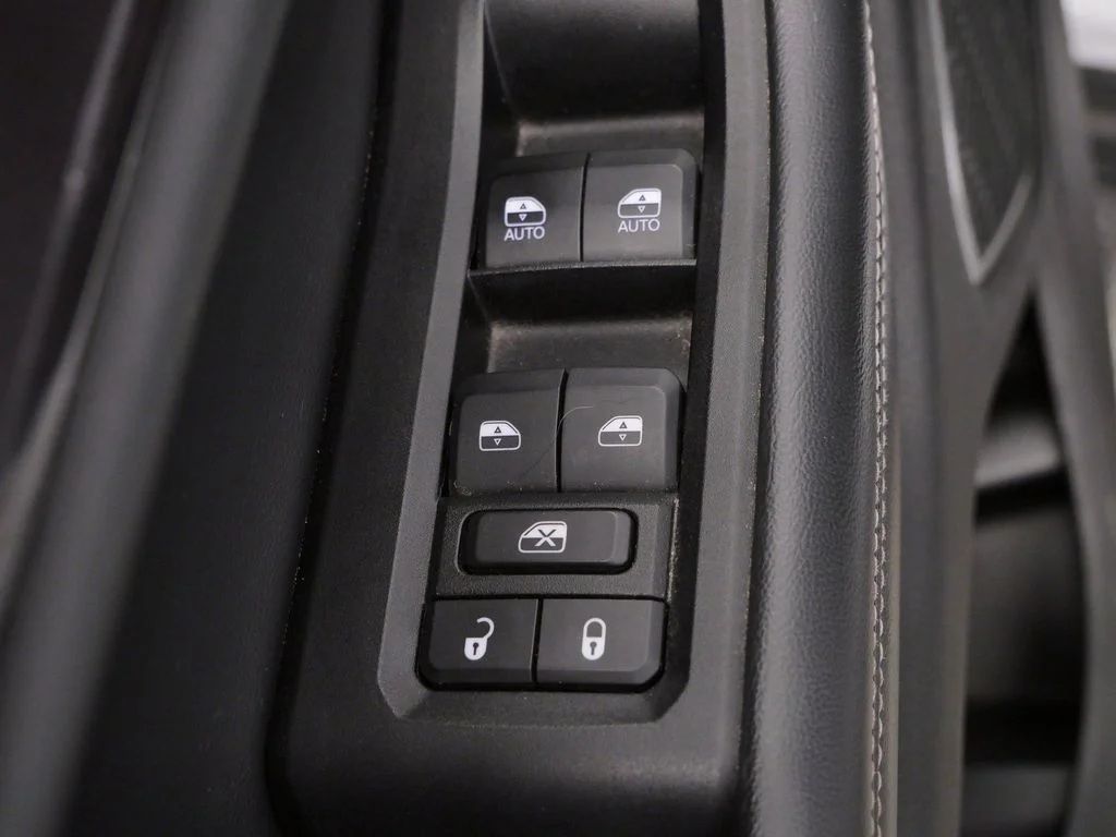 Used 2022 White Jeep Altitude image 21