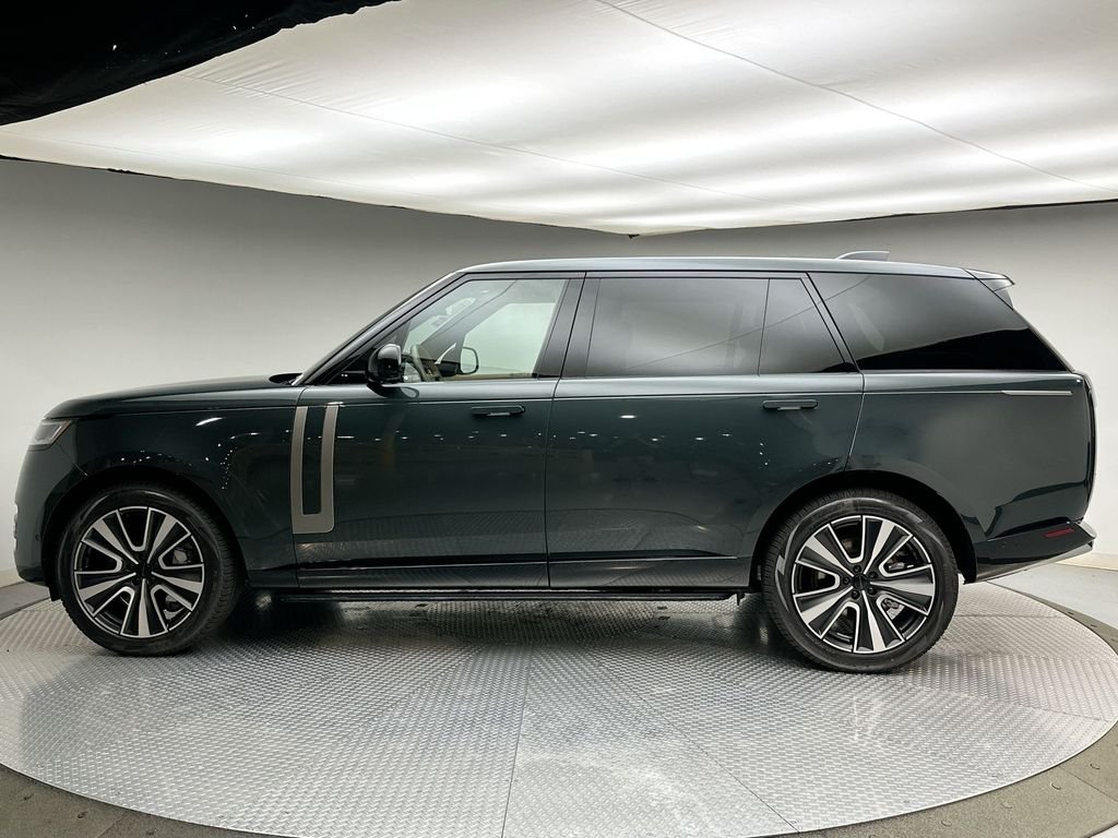 New 2026 Belgravia Green Land Rover SE image 2