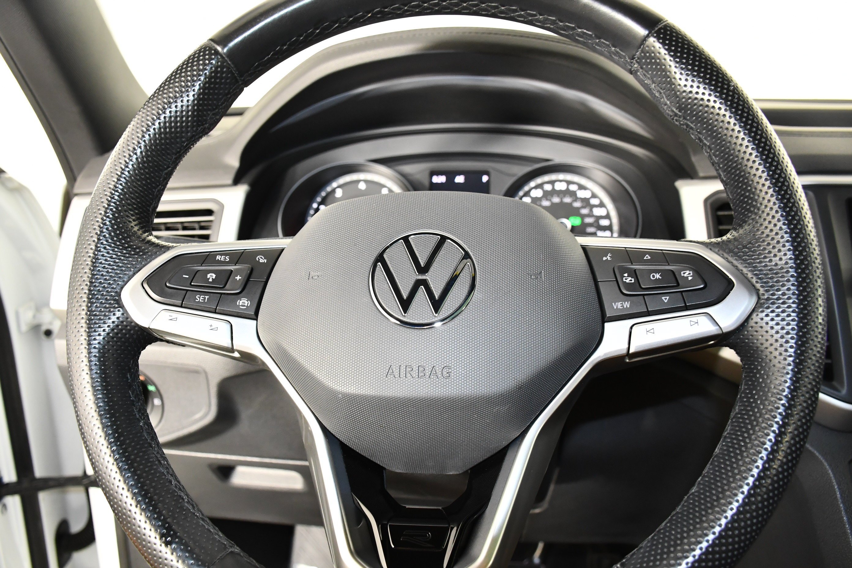 Used 2021 Pure White Volkswagen 3.6L V6 SE w/Technology R-Line image 19