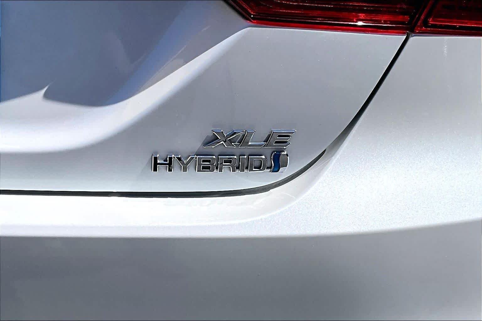 Used 2021 Wind Chill Pearl Toyota Hybrid XLE image 10