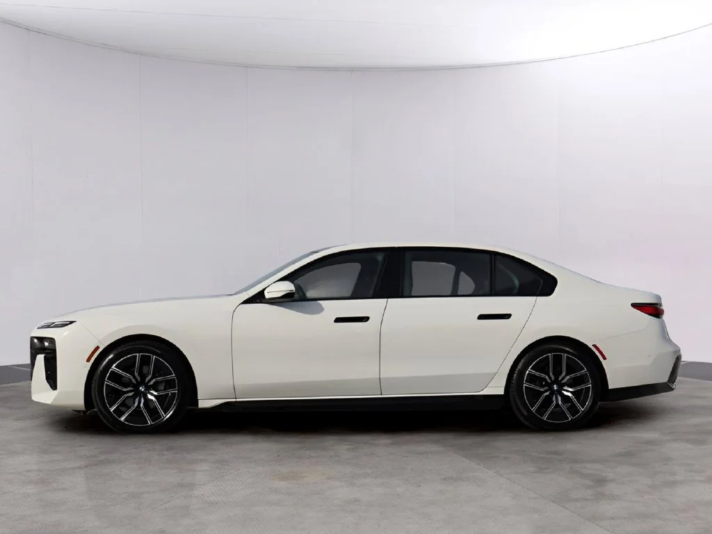 Used 2025 Alpine White BMW 740i xDrive image 4