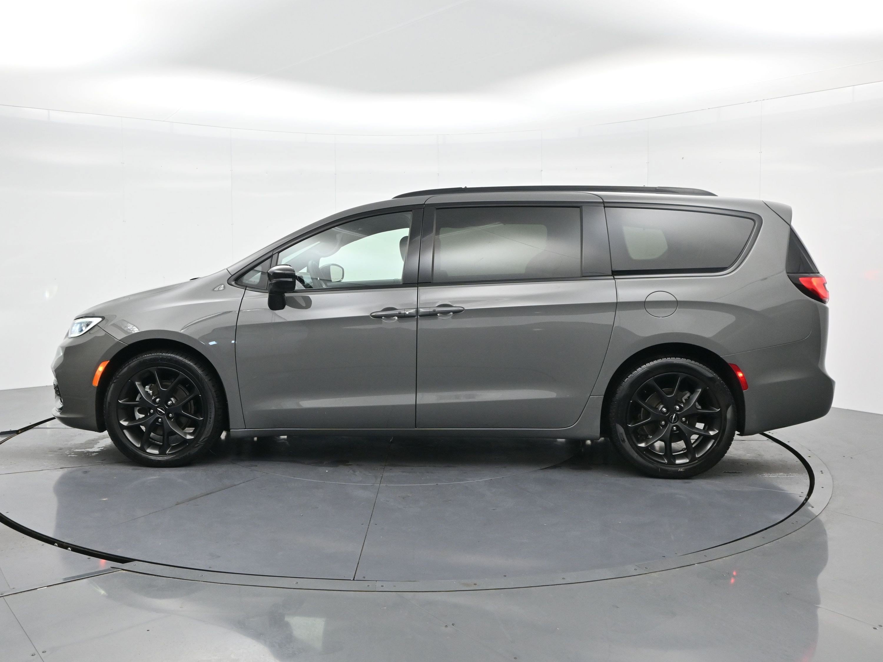 Used 2025 Ceramic Gray Clearcoat Chrysler Limited image 8