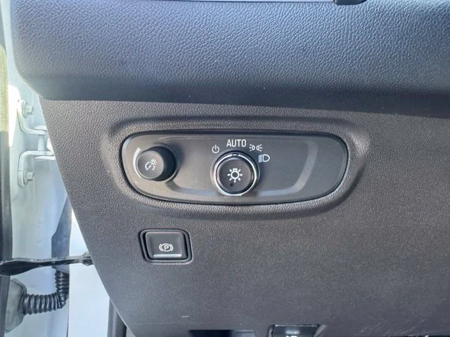 Used 2023 White GMC SLE image 22