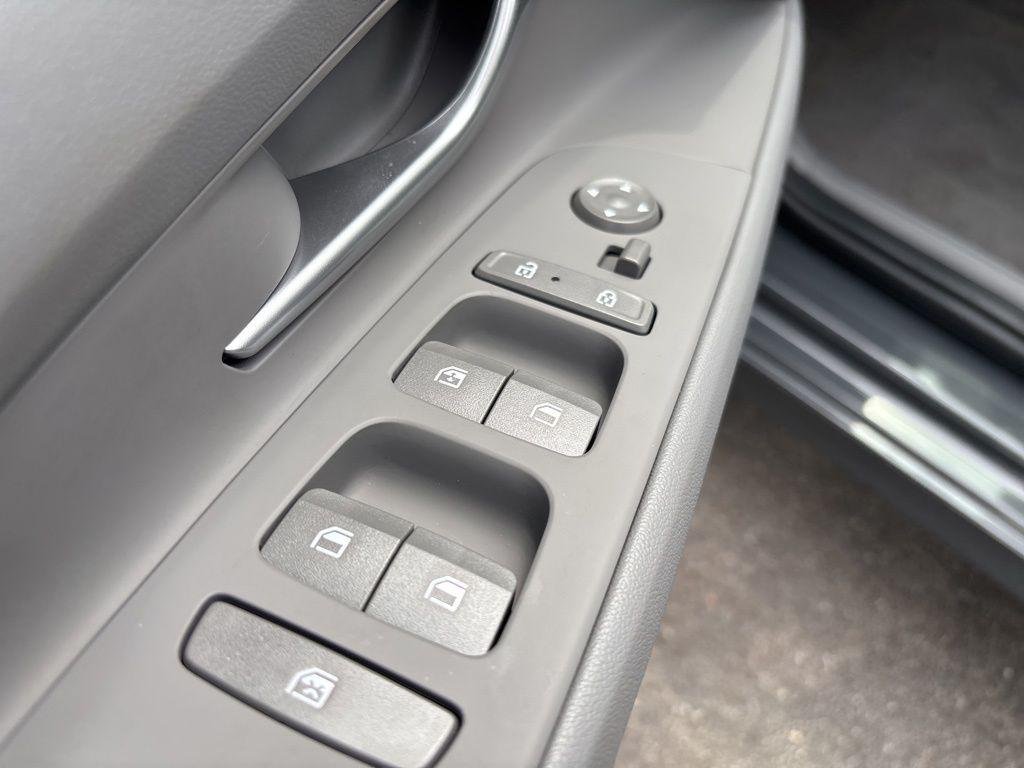 2025 Hyundai Elantra Blue - Photo 17