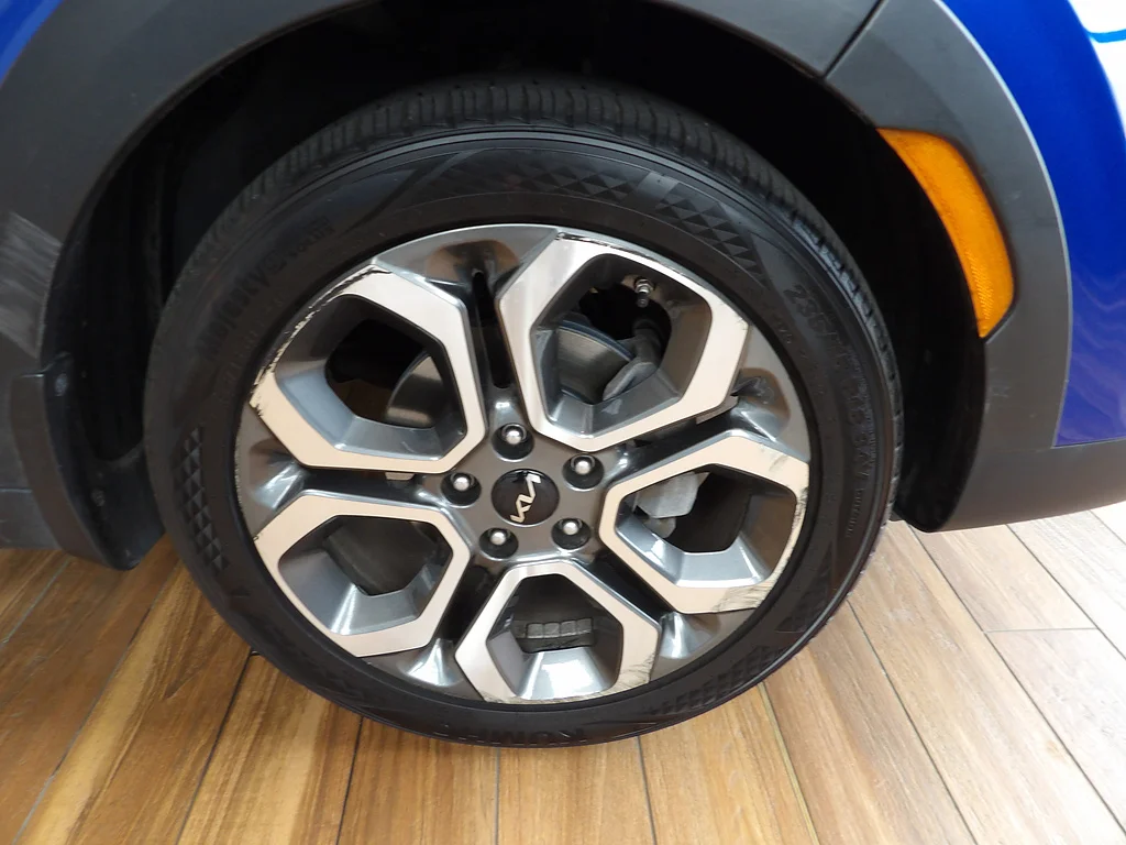 Used 2022 Neptune Blue/Cherry Black Kia X-Line image 4