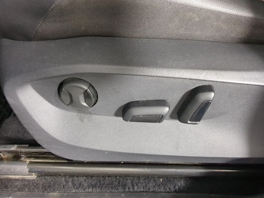 Used 2022 Platinum Gray Metallic Volkswagen SE image 12