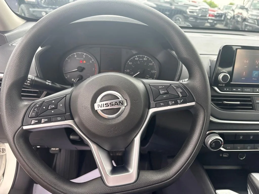 Used 2022 White Nissan 2.5 S image 18