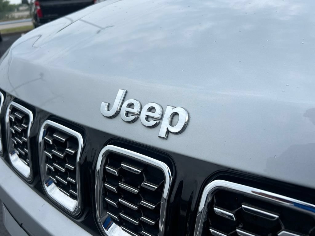 Used 2025 Silver Jeep Limited 4x4 image 10