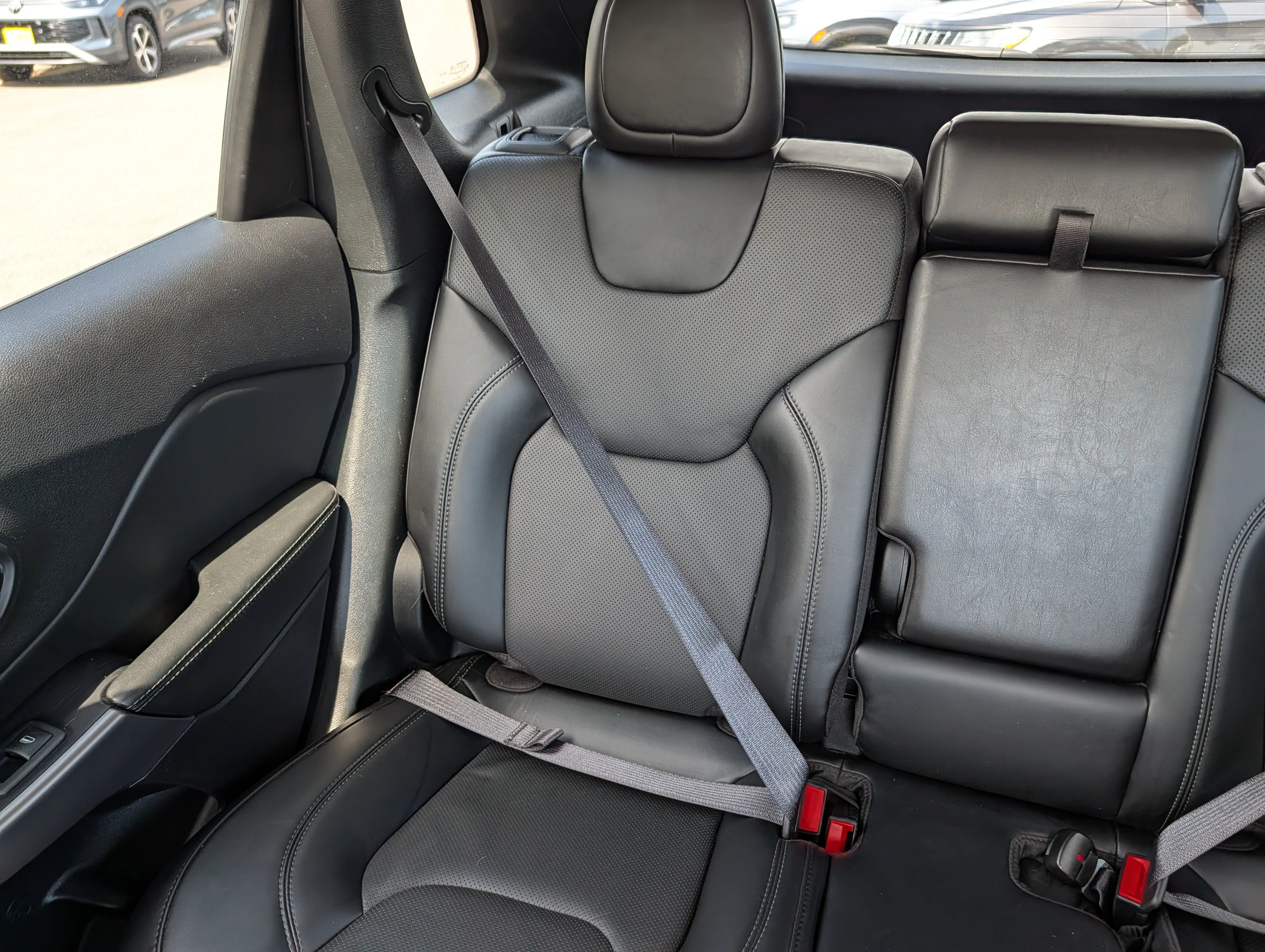 Used 2022 Granite Crystal Metallic Clearcoat Jeep Latitude Lux image 12