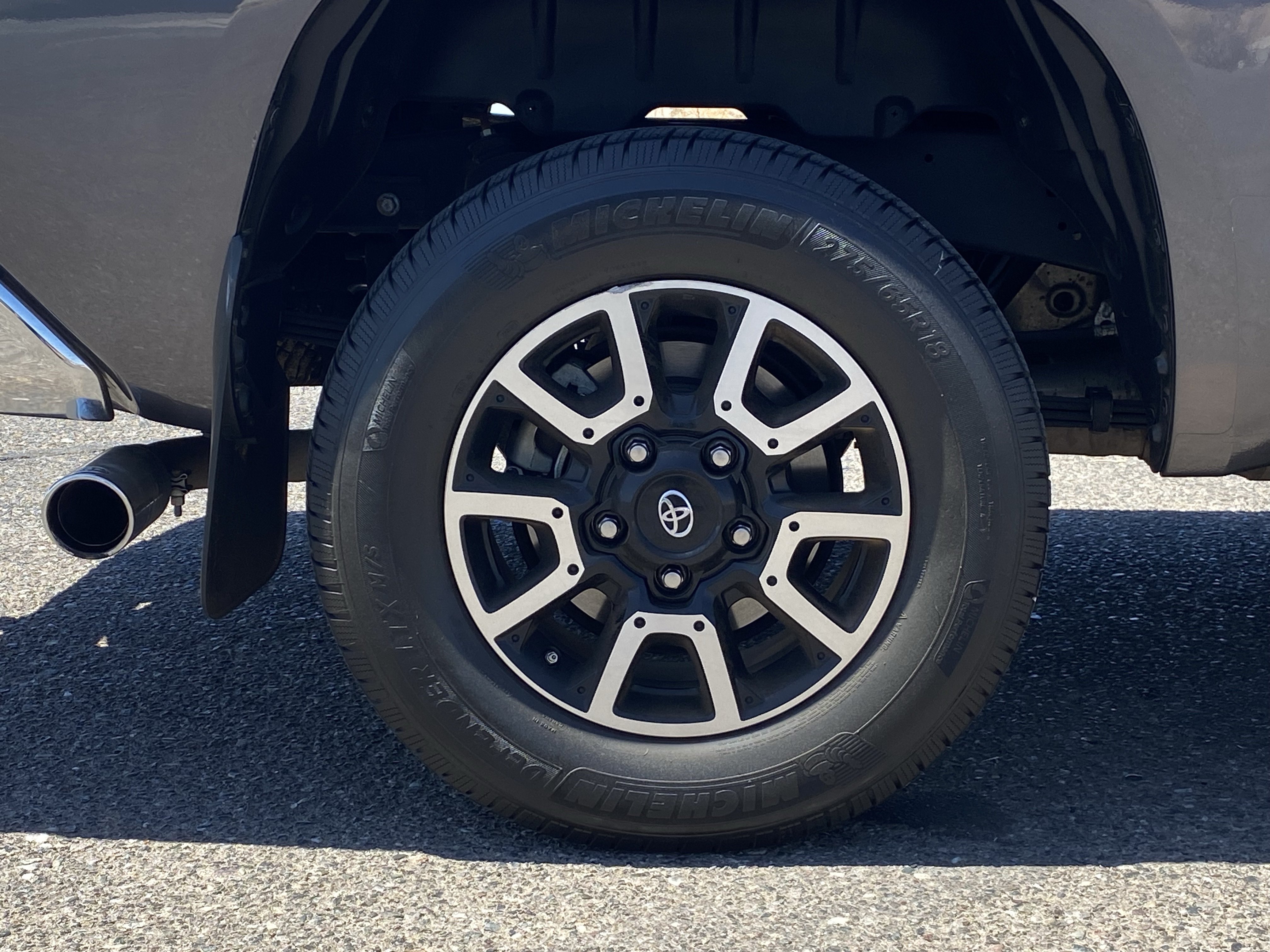 Used 2018 Magnetic Gray Metallic Toyota SR5 image 9