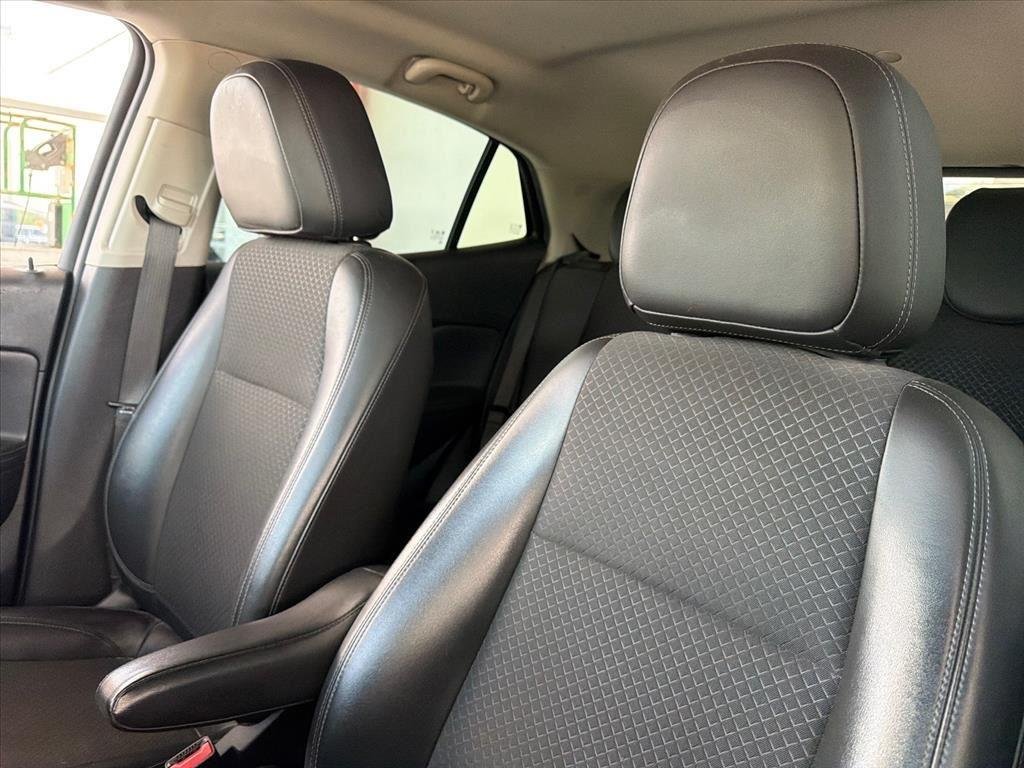 Used 2022 Summit White Buick Preferred image 7